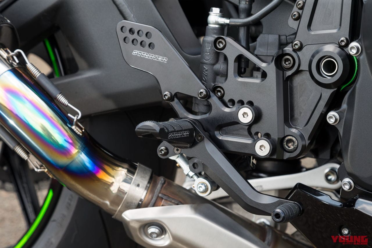 ストライカー カワサキZH2用ステップ|【ストライカー×Z H2】軽量化とスタイルアップでスポーツ性を向上する【マフラーほか】
