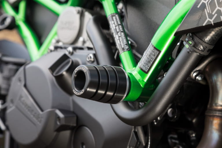 ストライカー カワサキZH2用スライダー|【ストライカー×Z H2】軽量化とスタイルアップでスポーツ性を向上する【マフラーほか】
