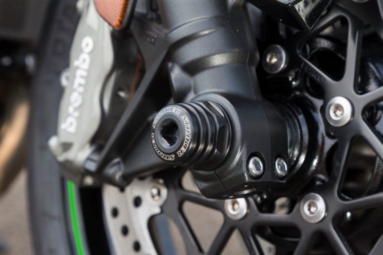 ストライカー カワサキZH2用アクスルスライダー|【ストライカー×Z H2】軽量化とスタイルアップでスポーツ性を向上する【マフラーほか】