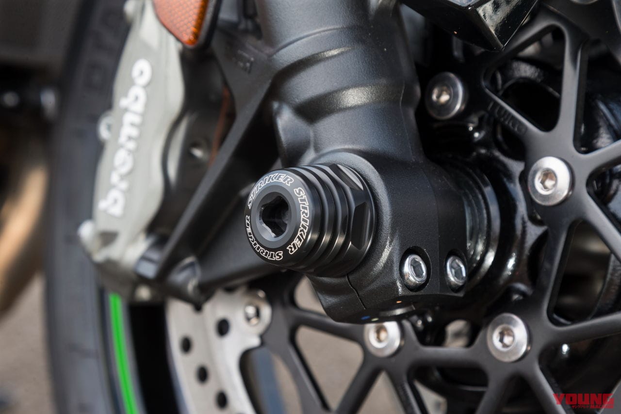 ストライカー カワサキZH2用アクスルスライダー|【ストライカー×Z H2】軽量化とスタイルアップでスポーツ性を向上する【マフラーほか】