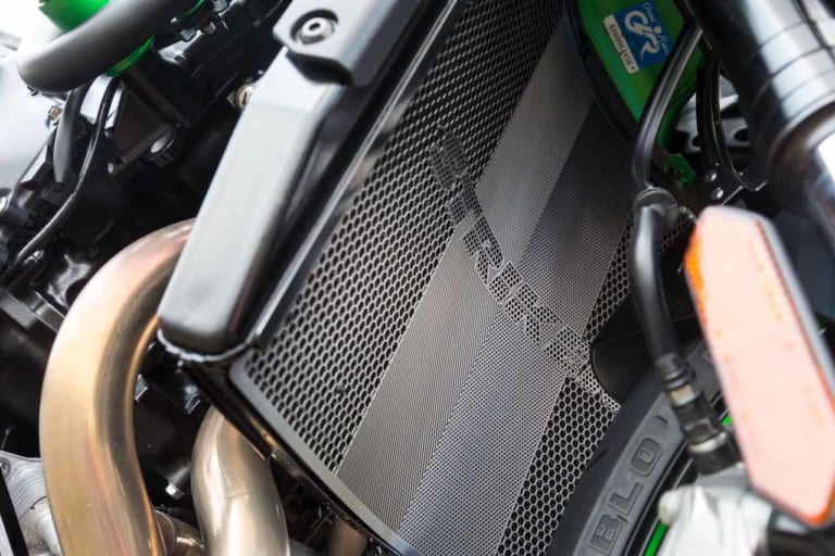 ストライカー カワサキZH2用ラジエターコアガード|【ストライカー×Z H2】軽量化とスタイルアップでスポーツ性を向上する【マフラーほか】