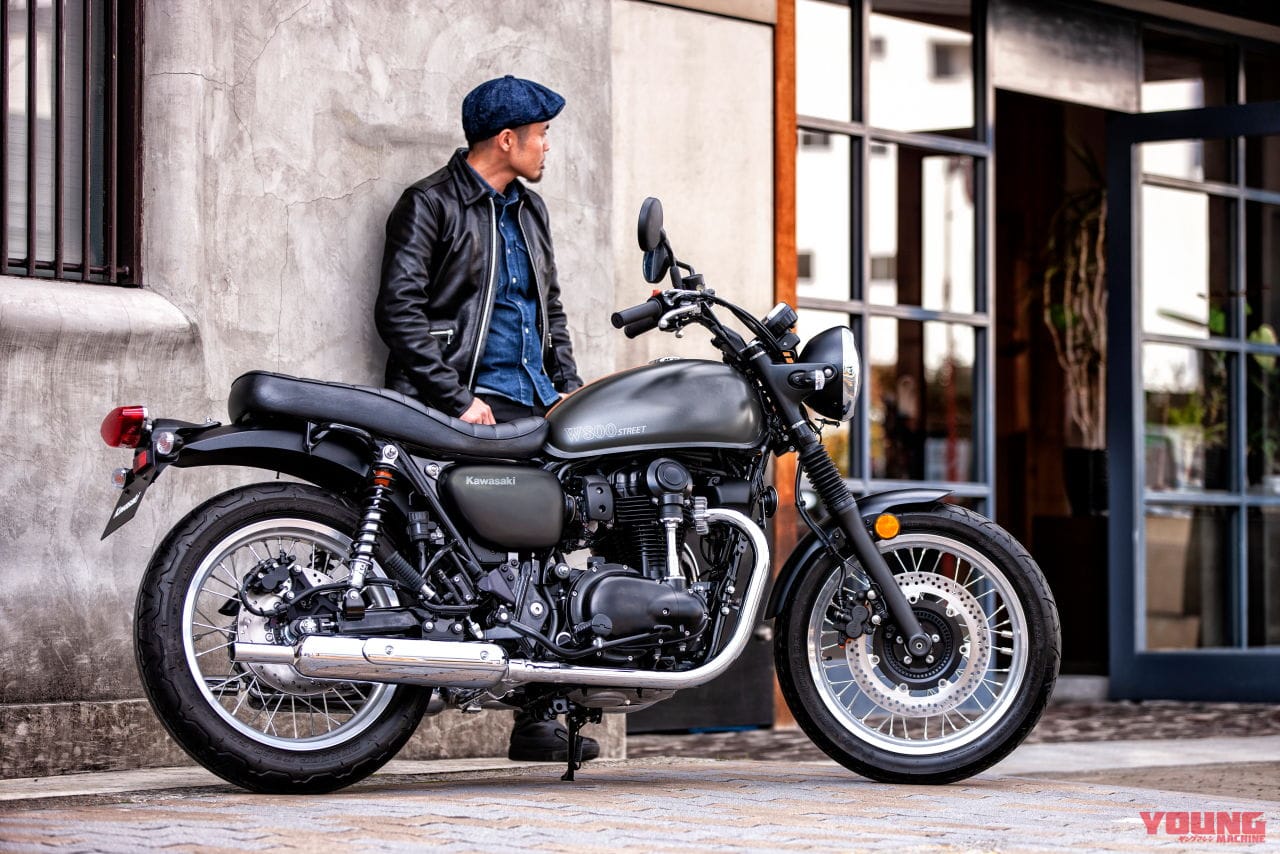 カワサキ W800ストリート|カワサキ2021年モデル「W800ストリート」は鈍色の銀タンクにオレンジライン!【写真を追加入手】