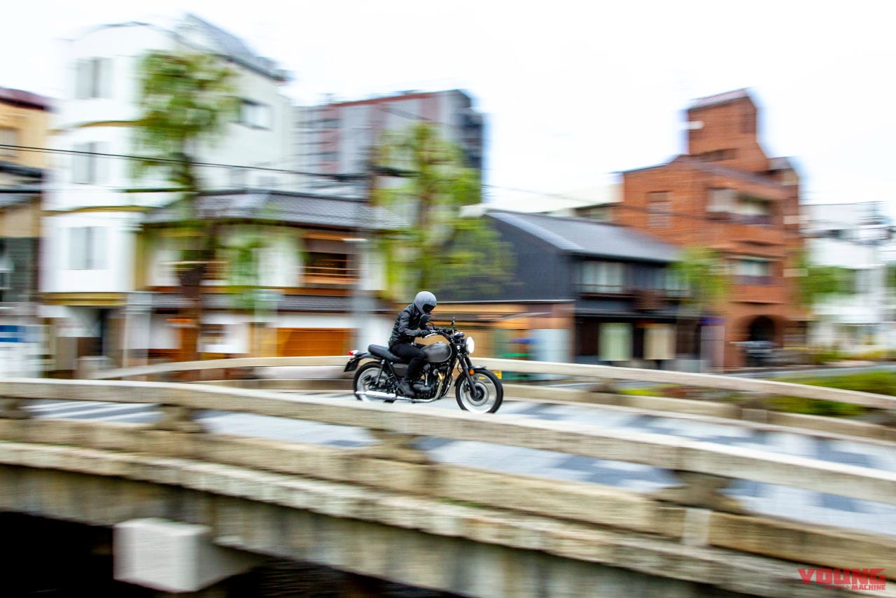 カワサキ W800ストリート|カワサキ2021年モデル「W800ストリート」は鈍色の銀タンクにオレンジライン!【写真を追加入手】