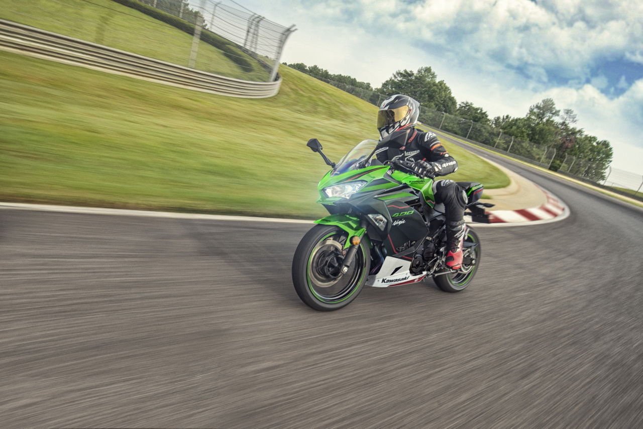カワサキ ニンジャ400|新種の青緑が登場! カワサキ「ニンジャ400」が2021型ニューカラー&グラフィックで本日10/1発売