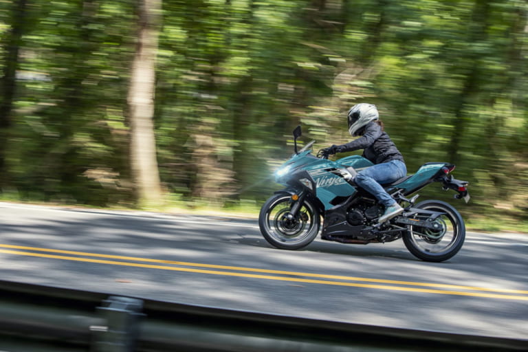 新種の青緑が登場！ カワサキ「ニンジャ400」が2021型ニューカラー