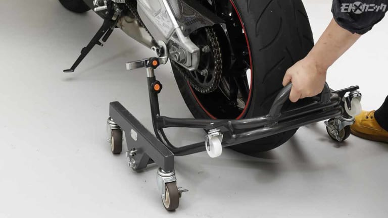 安定安心のメンテナンススタンド、アップ状態で前後左右に自由自在〈ガレージレボ〉|安定安心のメンテナンススタンド、アップ状態で前後左右に自由自在〈ガレージレボ〉