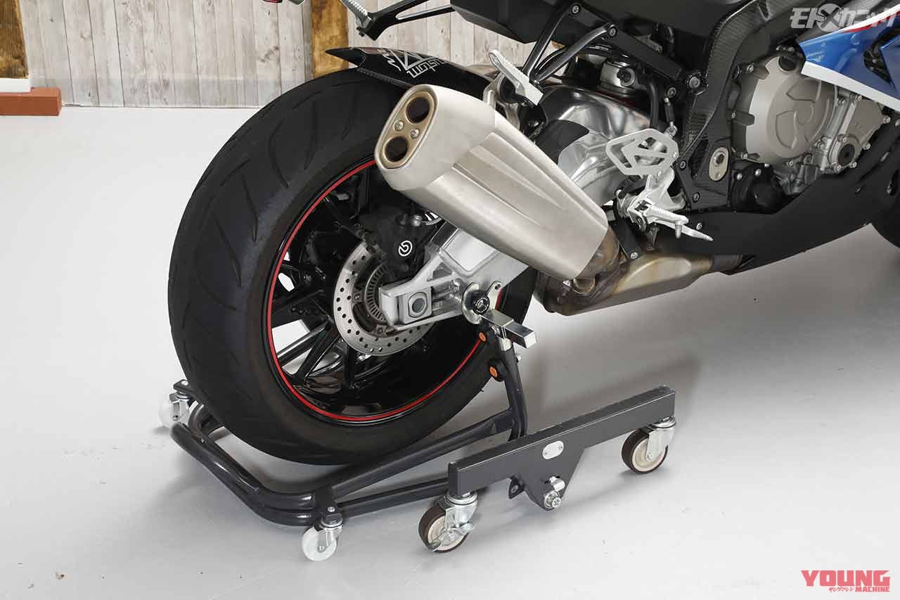 |安定安心のメンテナンススタンド、アップ状態で前後左右に自由自在〈ガレージレボ〉