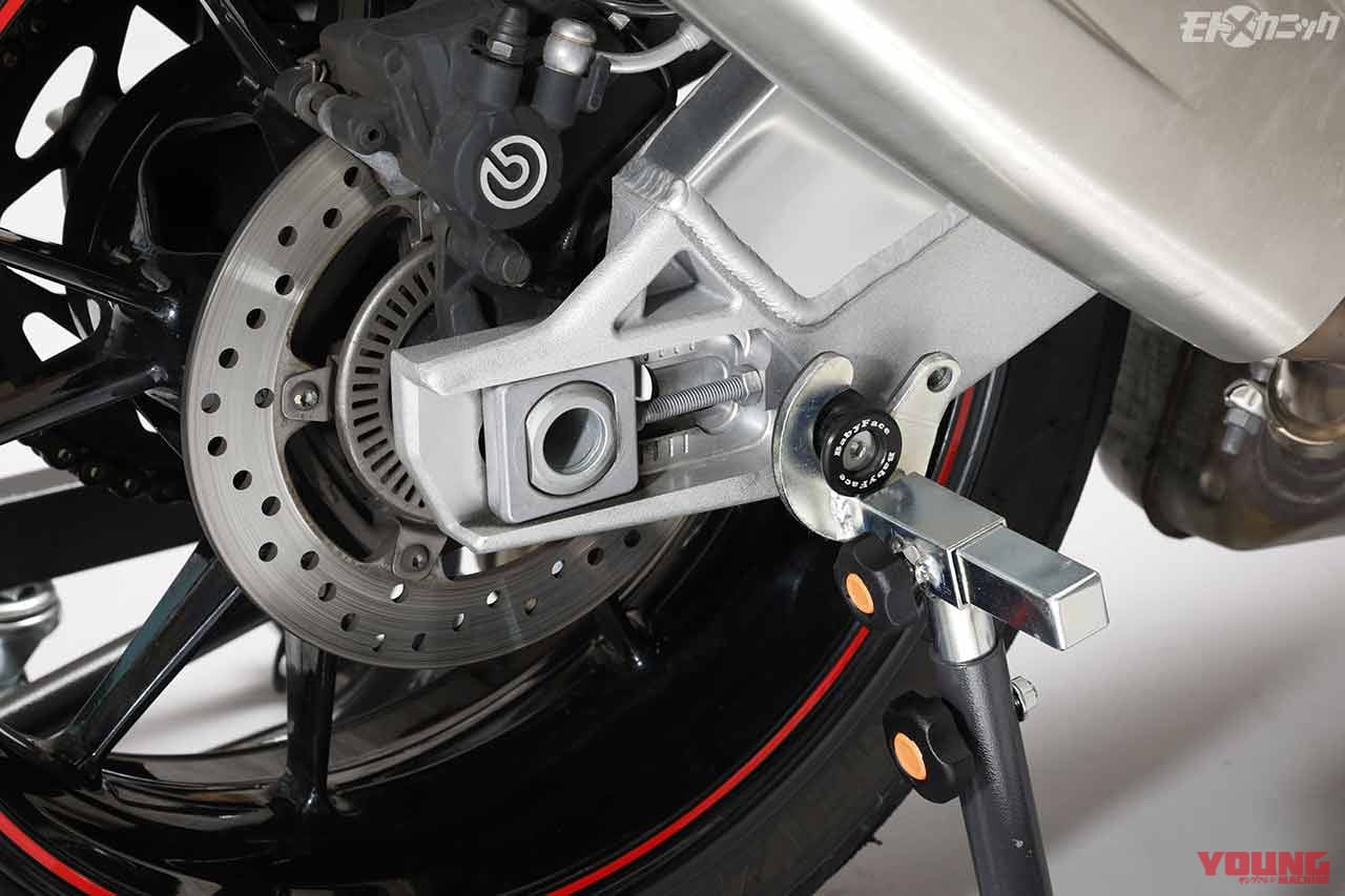 |安定安心のメンテナンススタンド、アップ状態で前後左右に自由自在〈ガレージレボ〉