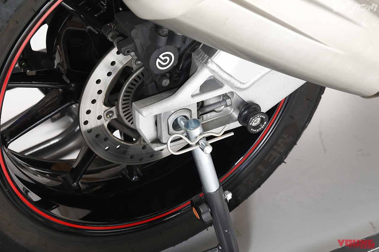 |安定安心のメンテナンススタンド、アップ状態で前後左右に自由自在〈ガレージレボ〉