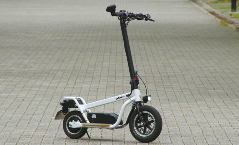 電動スクーター グラフィット クロススクーター ロム 近藤スパ太郎試乗|立ち乗り電動スクーター「クロススクーター ロム」試乗レポート【チョイ乗りが楽しい原付】