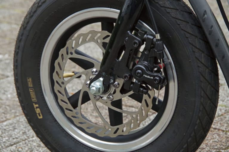 電動スクーター グラフィット クロススクーター ロム 近藤スパ太郎試乗|立ち乗り電動スクーター「クロススクーター ロム」試乗レポート【チョイ乗りが楽しい原付】