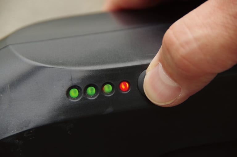 電動スクーター グラフィット クロススクーター ロム 近藤スパ太郎試乗|立ち乗り電動スクーター「クロススクーター ロム」試乗レポート【チョイ乗りが楽しい原付】