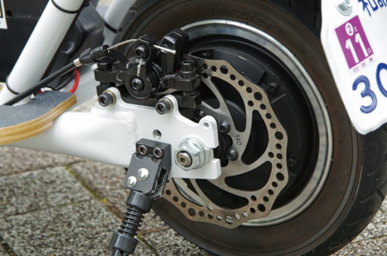 電動スクーター グラフィット クロススクーター ロム 近藤スパ太郎試乗|立ち乗り電動スクーター「クロススクーター ロム」試乗レポート【チョイ乗りが楽しい原付】