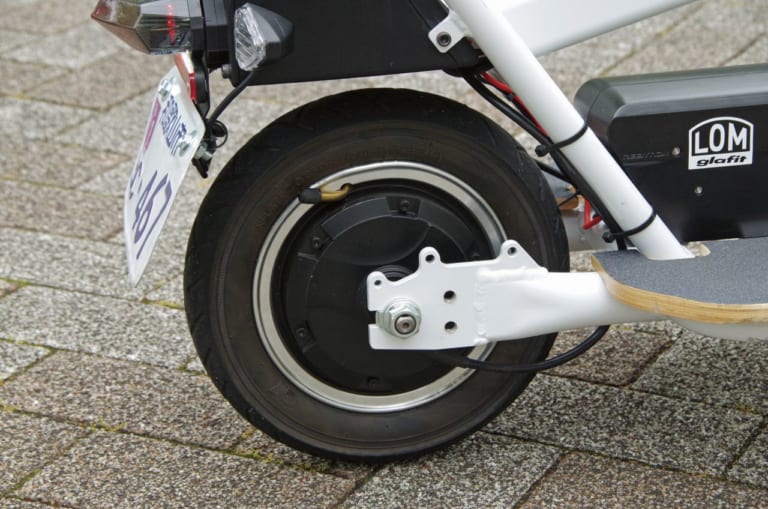 電動スクーター グラフィット クロススクーター ロム 近藤スパ太郎試乗|立ち乗り電動スクーター「クロススクーター ロム」試乗レポート【チョイ乗りが楽しい原付】