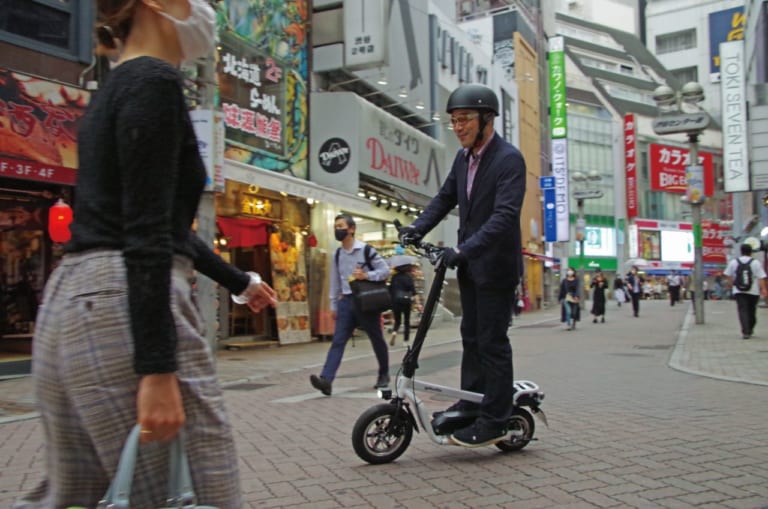 電動スクーター グラフィット クロススクーター ロム 近藤スパ太郎試乗|立ち乗り電動スクーター「クロススクーター ロム」試乗レポート【チョイ乗りが楽しい原付】
