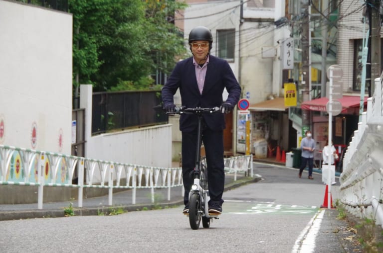 電動スクーター グラフィット クロススクーター ロム 近藤スパ太郎試乗|立ち乗り電動スクーター「クロススクーター ロム」試乗レポート【チョイ乗りが楽しい原付】