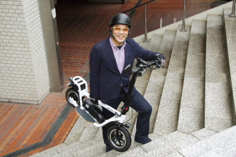 電動スクーター グラフィット クロススクーター ロム 近藤スパ太郎試乗|立ち乗り電動スクーター「クロススクーター ロム」試乗レポート【チョイ乗りが楽しい原付】