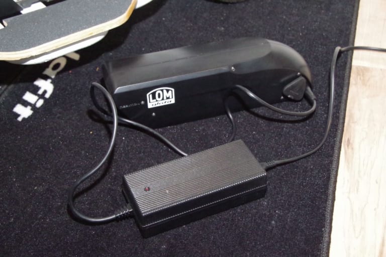 電動スクーター グラフィット クロススクーター ロム 近藤スパ太郎試乗|立ち乗り電動スクーター「クロススクーター ロム」試乗レポート【チョイ乗りが楽しい原付】