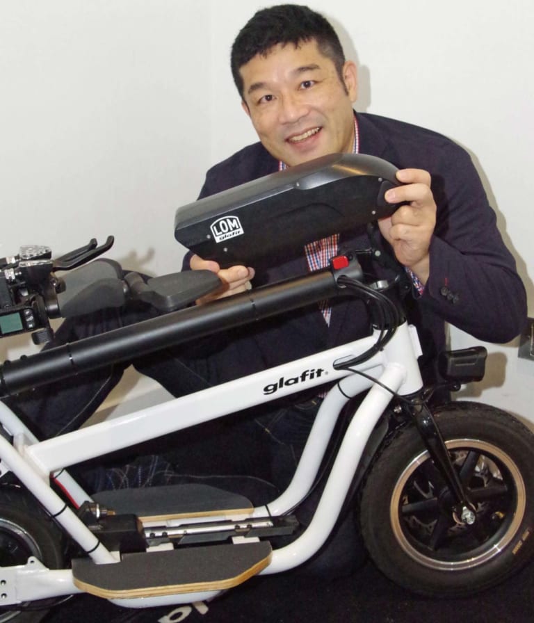 電動スクーター グラフィット クロススクーター ロム 近藤スパ太郎試乗|立ち乗り電動スクーター「クロススクーター ロム」試乗レポート【チョイ乗りが楽しい原付】