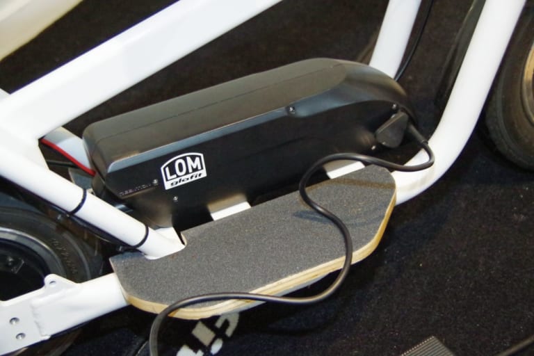 電動スクーター グラフィット クロススクーター ロム 近藤スパ太郎試乗|立ち乗り電動スクーター「クロススクーター ロム」試乗レポート【チョイ乗りが楽しい原付】