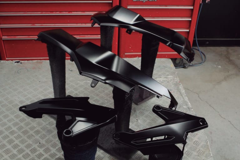 YMラボ ADV150ラリーカスタムプロジェクト#6【ボディをパールホワイトペイント】|YMラボ ADV150ラリーカスタムプロジェクト#6【ボディをパールホワイトペイント】