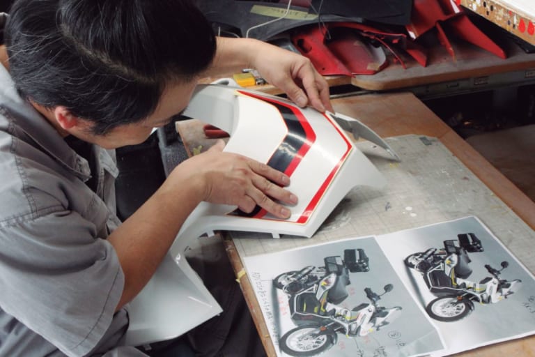 YMラボ ADV150ラリーカスタムプロジェクト〈グラフィック工程|ドリーム商會〉|YMラボ ADV150ラリーカスタムプロジェクト#7【グラフィックはペイント&デカール】