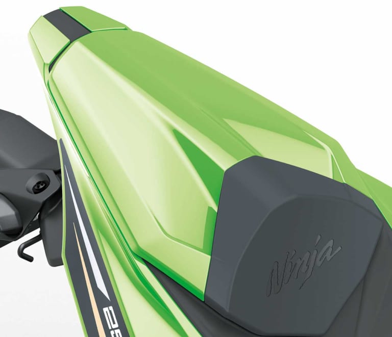 カワサキ ニンジャ ZX-25R シングルシートカバー|ニンジャZX-25Rの純正アクセサリーでSTDもSE仕様に【クイックシフター装着もOK】