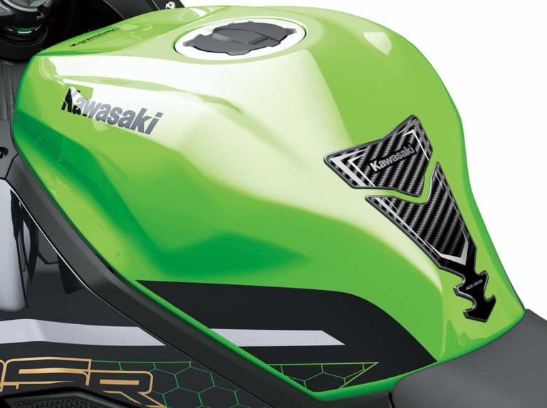 カワサキ ニンジャ ZX-25R タンクパッド|ニンジャZX-25Rの純正アクセサリーでSTDもSE仕様に【クイックシフター装着もOK】