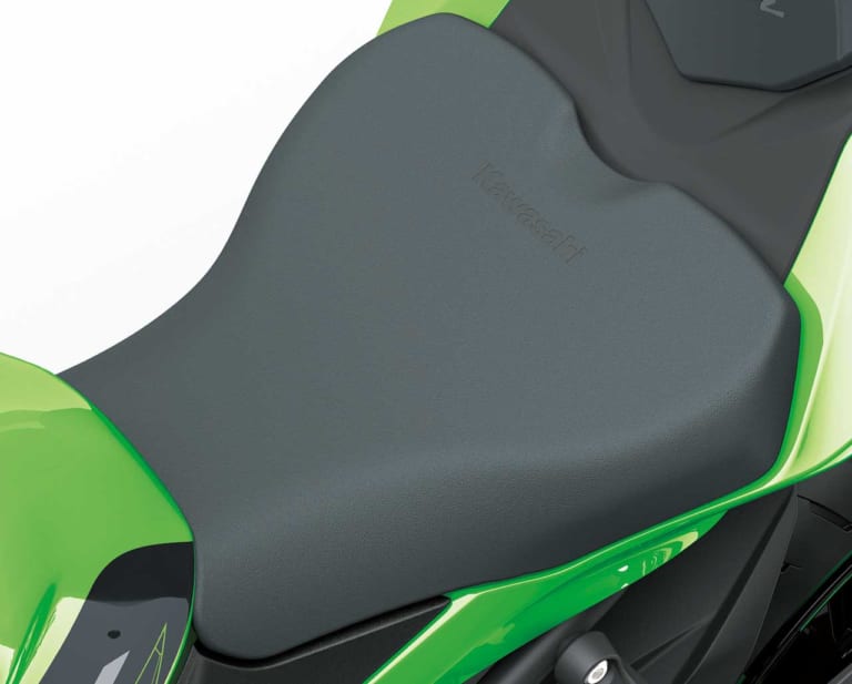 カワサキ ニンジャ ZX-25R スポーツシート|ニンジャZX-25Rの純正アクセサリーでSTDもSE仕様に【クイックシフター装着もOK】