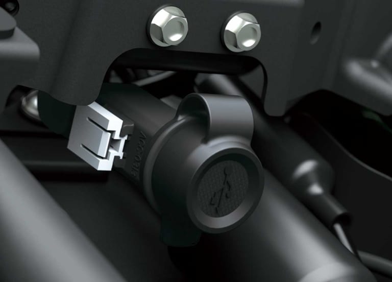 カワサキ ニンジャ ZX-25R 充電用USBソケット|ニンジャZX-25Rの純正アクセサリーでSTDもSE仕様に【クイックシフター装着もOK】