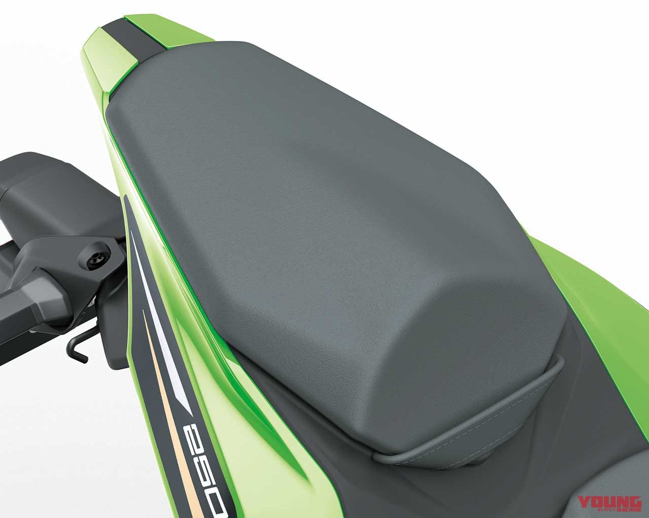 |ニンジャZX-25Rは街乗り&ツーリングにも対応する実用的ユーティリティを兼備