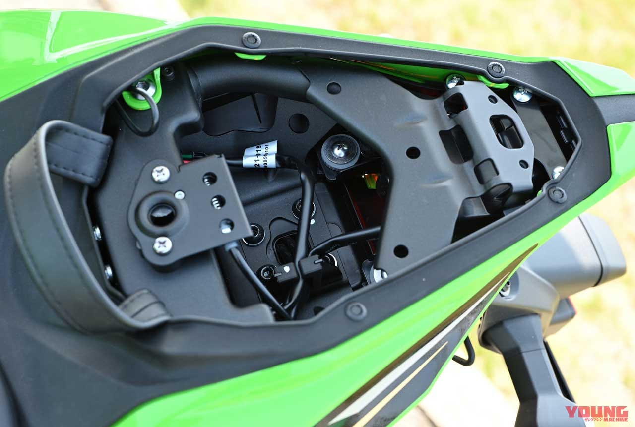 |ニンジャZX-25Rは街乗り&ツーリングにも対応する実用的ユーティリティを兼備