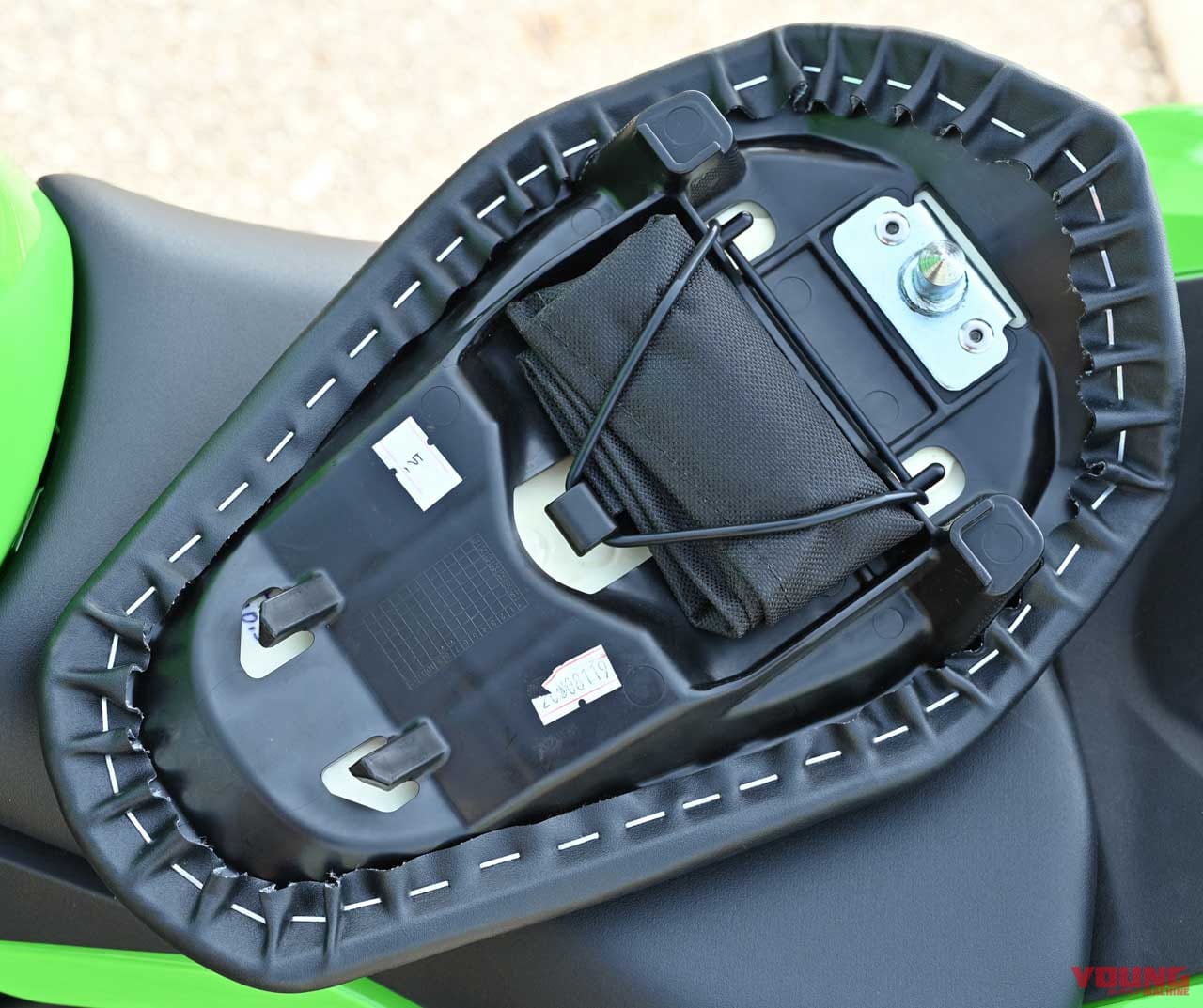 |ニンジャZX-25Rは街乗り&ツーリングにも対応する実用的ユーティリティを兼備