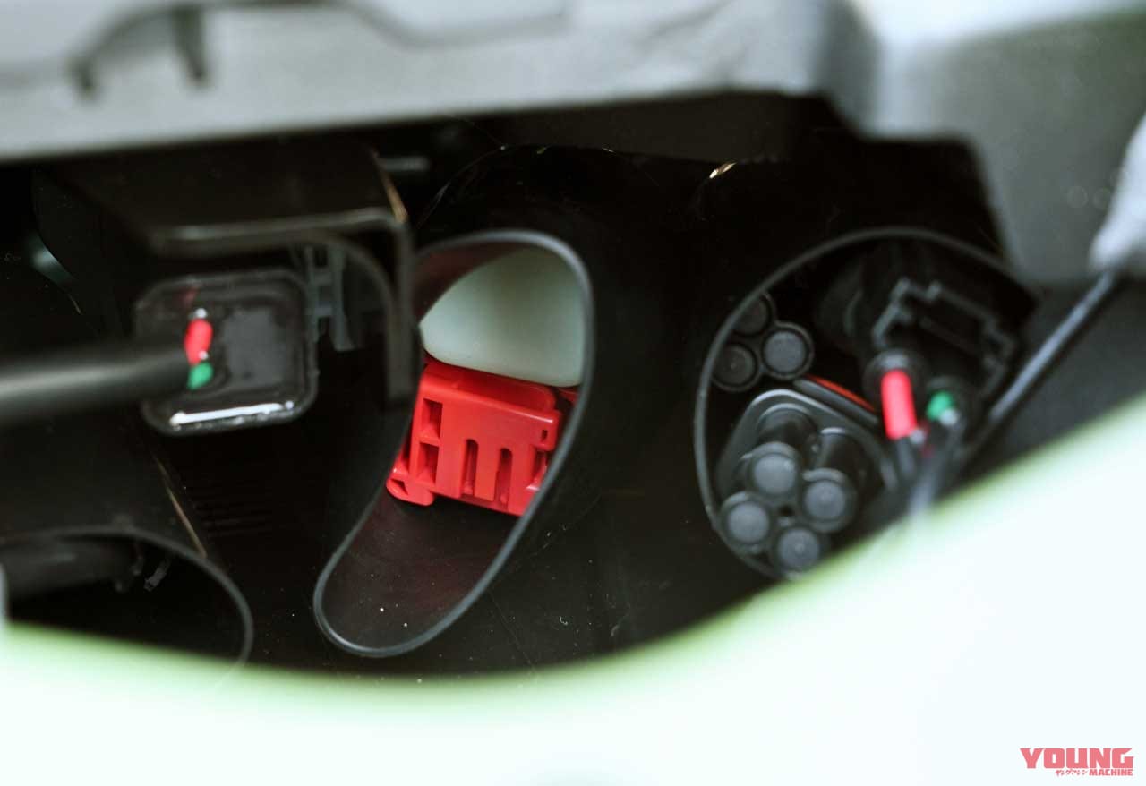 |ニンジャZX-25Rは街乗り&ツーリングにも対応する実用的ユーティリティを兼備