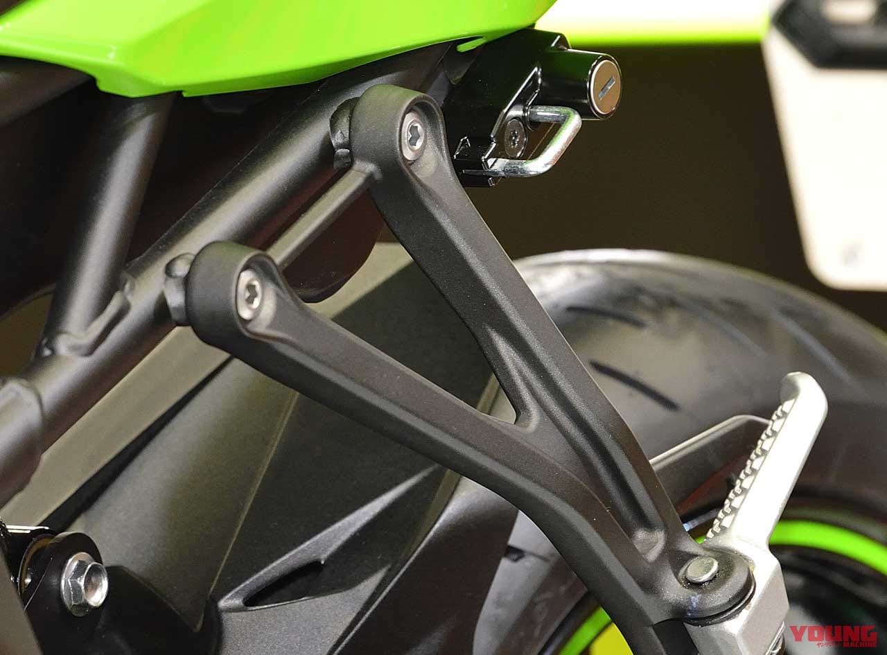 |ニンジャZX-25Rは街乗り&ツーリングにも対応する実用的ユーティリティを兼備