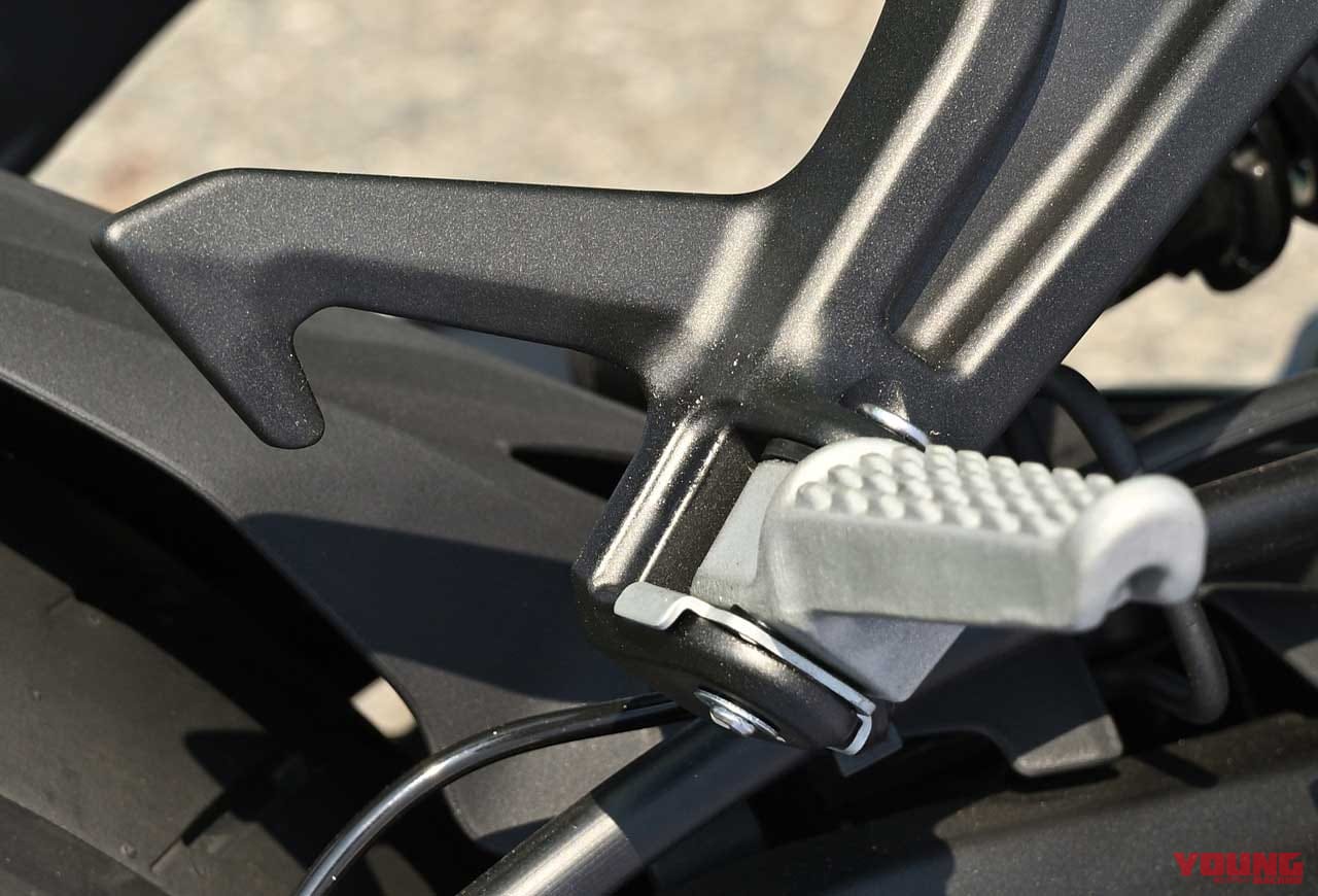 |ニンジャZX-25Rは街乗り&ツーリングにも対応する実用的ユーティリティを兼備