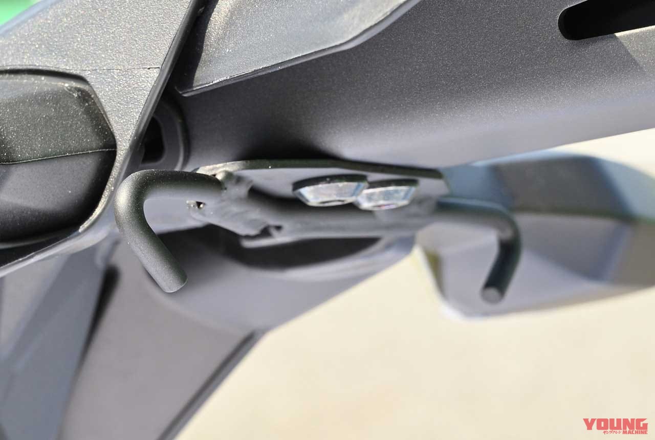 |ニンジャZX-25Rは街乗り&ツーリングにも対応する実用的ユーティリティを兼備