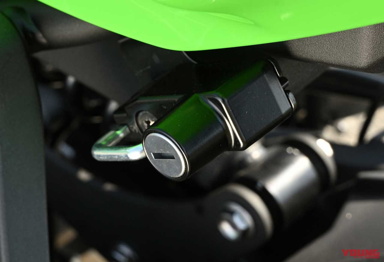 |ニンジャZX-25Rは街乗り&ツーリングにも対応する実用的ユーティリティを兼備