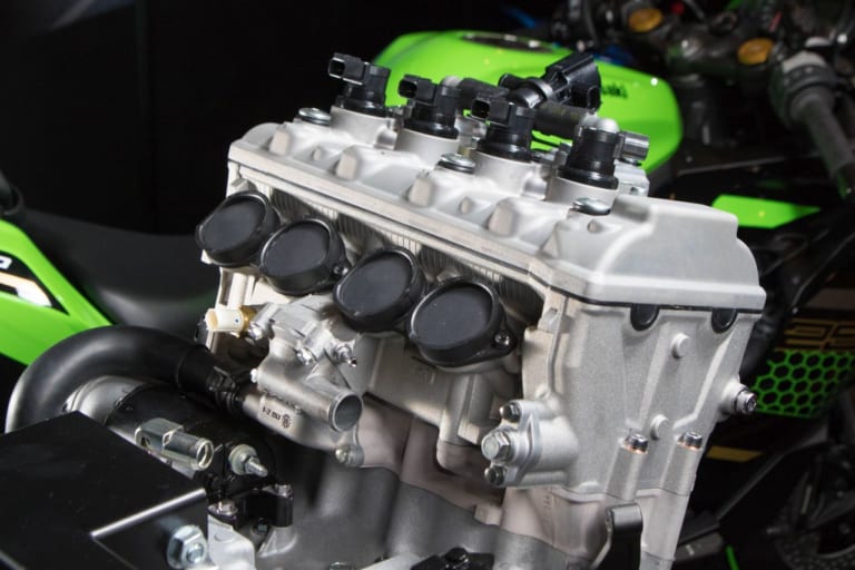 カワサキ ニンジャZX-25R|ニンジャZX-25R 官能スクリーミング直4エンジンはクラス最強45ps/ラムエア46ps