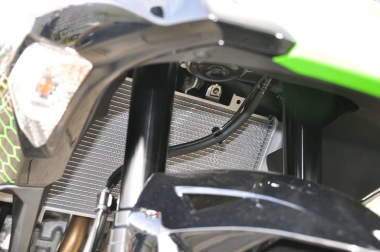 カワサキ ニンジャZX-25R|ニンジャZX-25R 官能スクリーミング直4エンジンはクラス最強45ps/ラムエア46ps