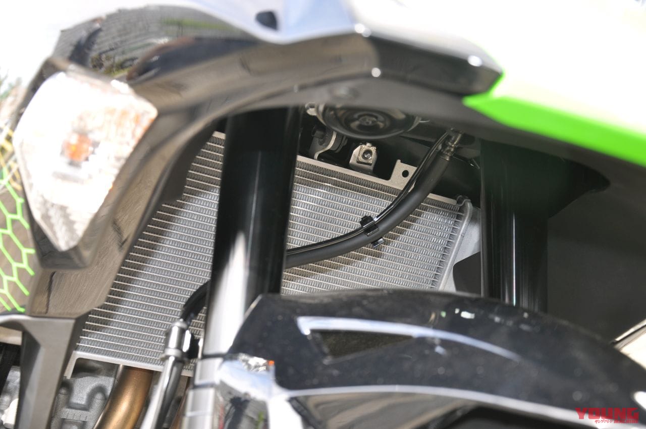 |ニンジャZX-25R 官能スクリーミング直4エンジンはクラス最強45ps/ラムエア46ps