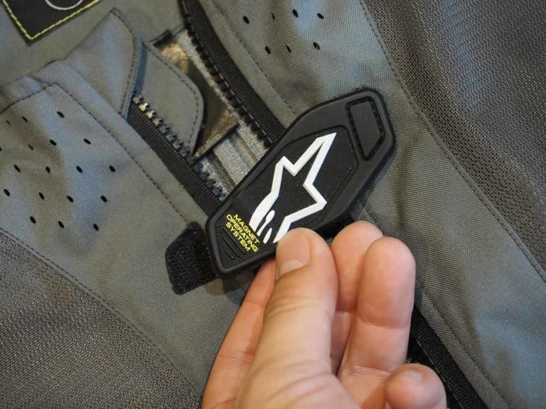 袖を通しジッパーを閉めてマグネットフラップを閉じれば準備完了|バイク用エアバッグシステム「ALPINESTARS TECH-AIR® 5」発売前に一般ライダーが着用体験