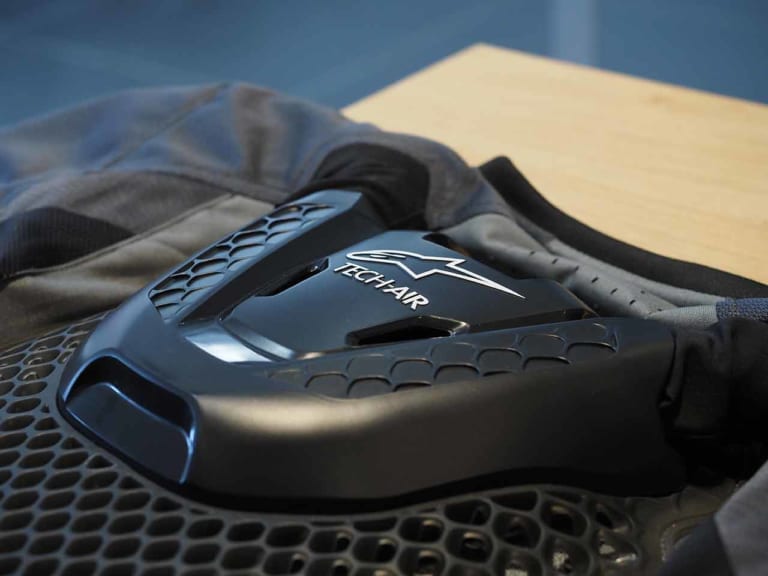 ボンベや基盤、バッテリーなどはバックパネルに内蔵|バイク用エアバッグシステム「ALPINESTARS TECH-AIR® 5」発売前に一般ライダーが着用体験