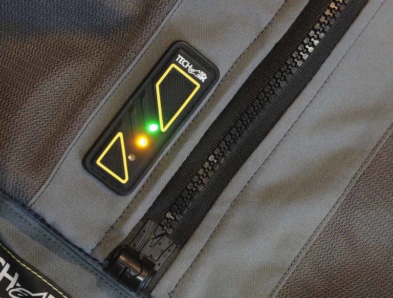 LEDディスプレイがエアバッグの状態とバッテリー残量を表示