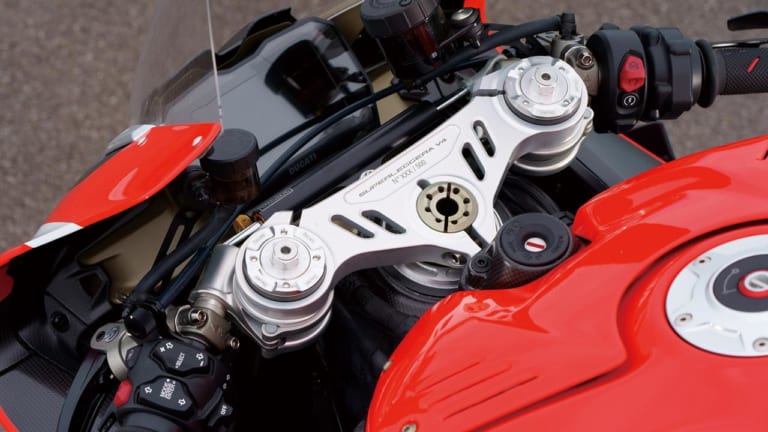 ドゥカティ スーパーレッジェーラ V4|ドゥカティ スーパーレッジェーラV4 実車チェック【驚異の乾燥重量159kg!】