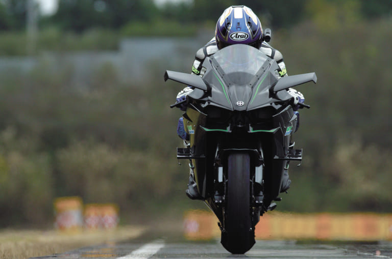 カワサキ Ninja H2R('15)|ヤングマシン歴代実測最高速ベストテン【21年間破られぬハヤブサの金字塔】