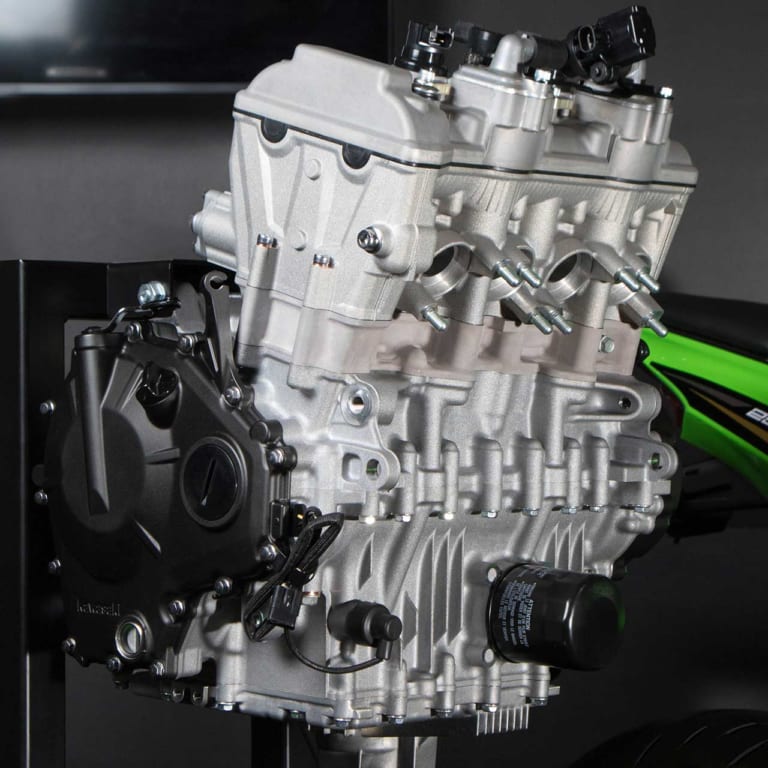 カワサキ ニンジャZX-25R|ニンジャZX-25R 官能スクリーミング直4エンジンはクラス最強45ps/ラムエア46ps