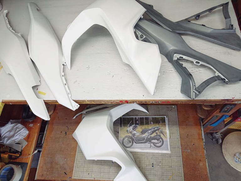 YMラボ ADV150ラリーカスタムプロジェクト〈グラフィック工程|ドリーム商會〉|YMラボ ADV150ラリーカスタムプロジェクト#7【グラフィックはペイント&デカール】