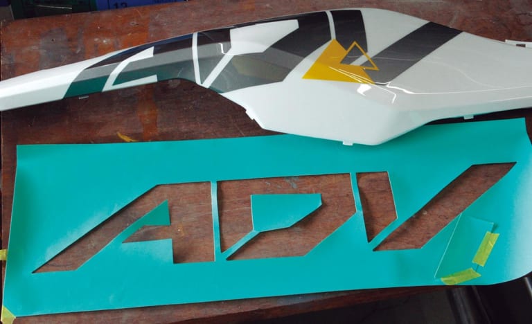 YMラボ ADV150ラリーカスタムプロジェクト〈グラフィック工程|ドリーム商會〉|YMラボ ADV150ラリーカスタムプロジェクト#7【グラフィックはペイント&デカール】