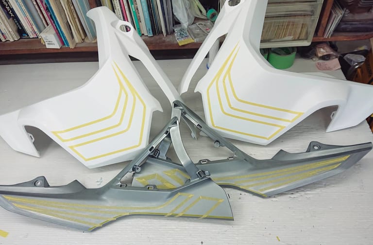 YMラボ ADV150ラリーカスタムプロジェクト〈グラフィック工程|ドリーム商會〉|YMラボ ADV150ラリーカスタムプロジェクト#7【グラフィックはペイント&デカール】